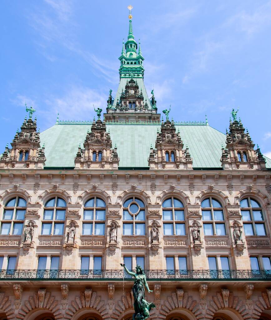 ドイツのハンブルク市庁舎の水平撮影 - 写真・画像