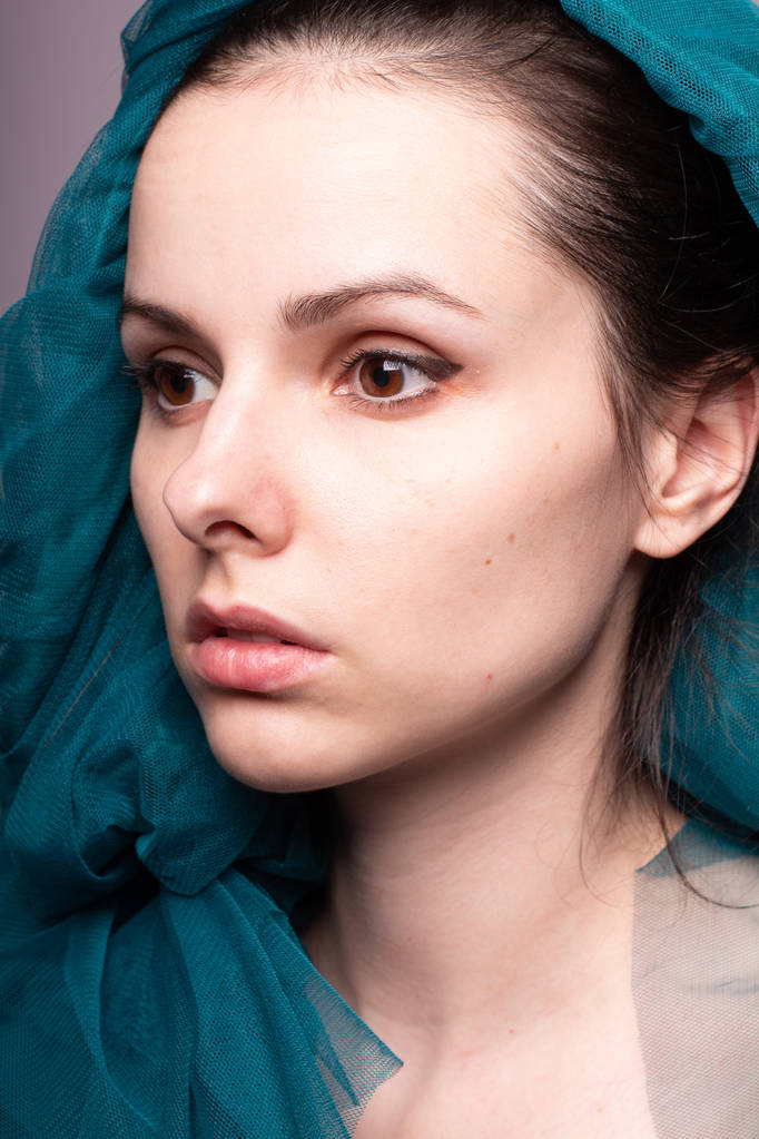 Mujer joven, material de color azul
 - Foto, imagen