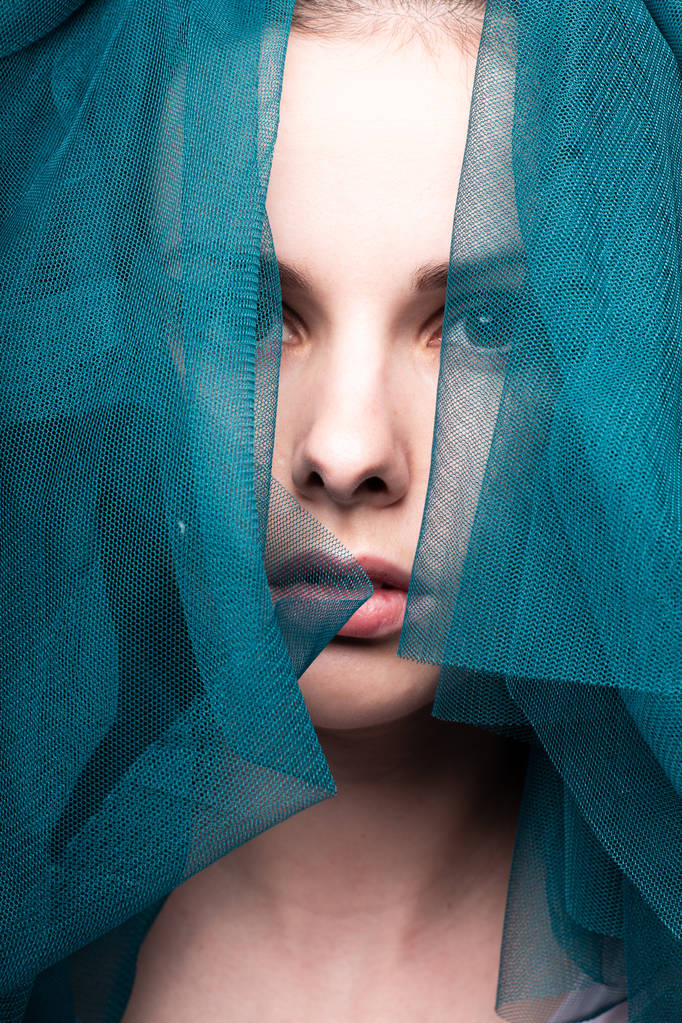 Mladá žena, modrá barva materiálu - Fotografie, Obrázek