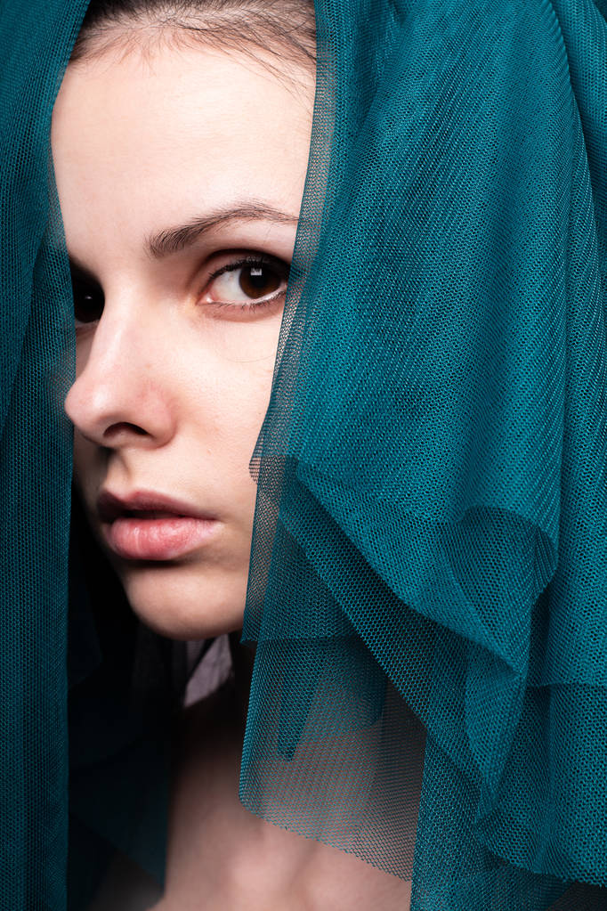 Genç kadın, mavi renkli kumaş. - Fotoğraf, Görsel