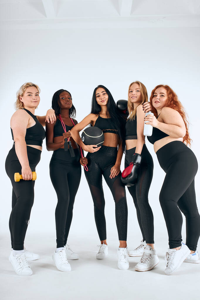 Portrét pěti veselých žen se zapojují do sportu - Fotografie, Obrázek