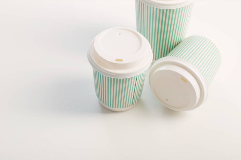 Papiertasse Kaffee auf weißem Hintergrund  - Foto, Bild