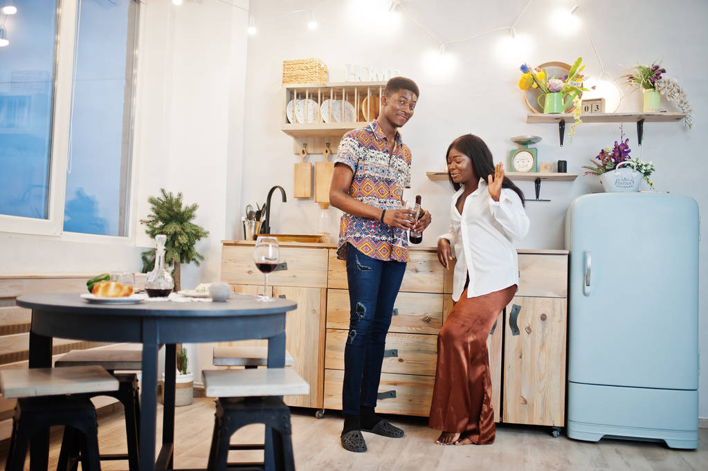 Couple afro-américain amoureux boire du vin dans la cuisine à la
 - Photo, image