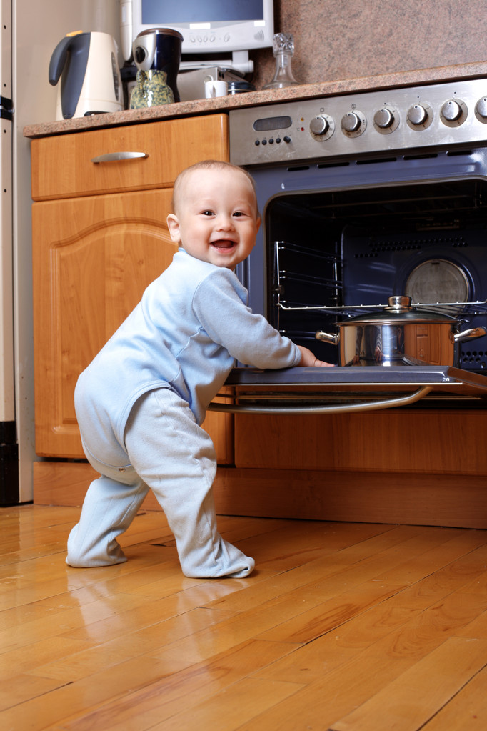 Cuoco divertente bambino cucina a stufa
 - Foto, immagini