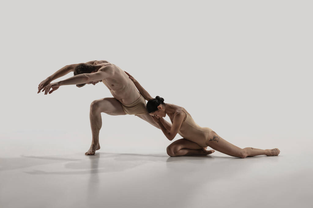 Η ομάδα των σύγχρονων χορευτών μπαλέτου. Μπαλέτο σύγχρονης τέχνης. Νέοι ευέλικτοι αθλητικοί άνδρες και γυναίκες. - Φωτογραφία, εικόνα