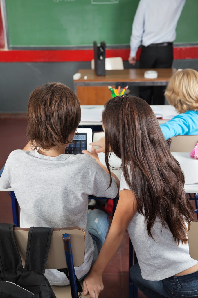 Öğrenciler sınıfta dijital tablet kullanma - Fotoğraf, Görsel