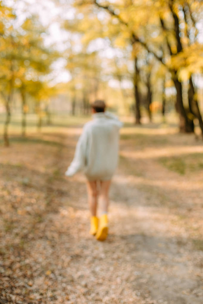 herfst geel blad vallen conceptueel meisje park - Foto, afbeelding