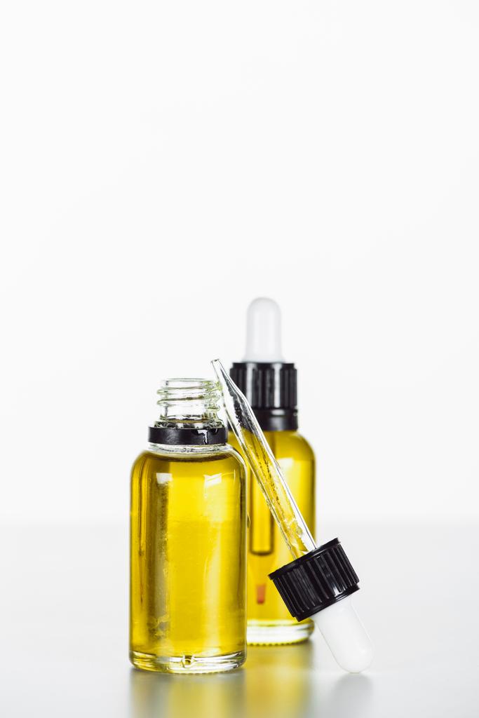 butelki naturalnego surowicy i pipety izolowane na białym - Zdjęcie, obraz