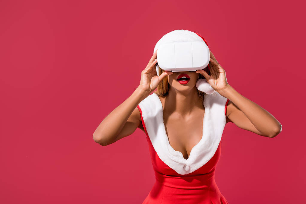 excité afro-américaine fille en robe de Noël en utilisant vr casque isolé sur rouge
 - Photo, image