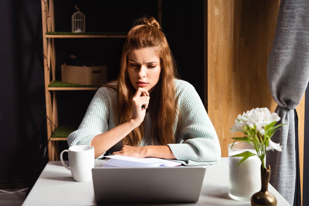 huomaavainen nainen katsomassa webinar kannettavan kahvilassa
 - Valokuva, kuva