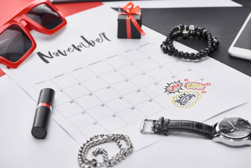 селективный фокус календаря с надписью ноябрь, помада, подарок, солнцезащитные очки, браслеты, наручные часы
  - Фото, изображение