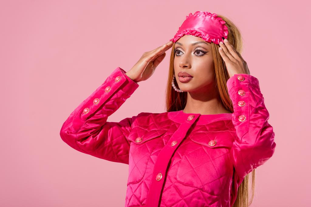 módní africká americká žena se spánkovou maskou na hlavě izolované na růžové, módní panenka koncept - Fotografie, Obrázek