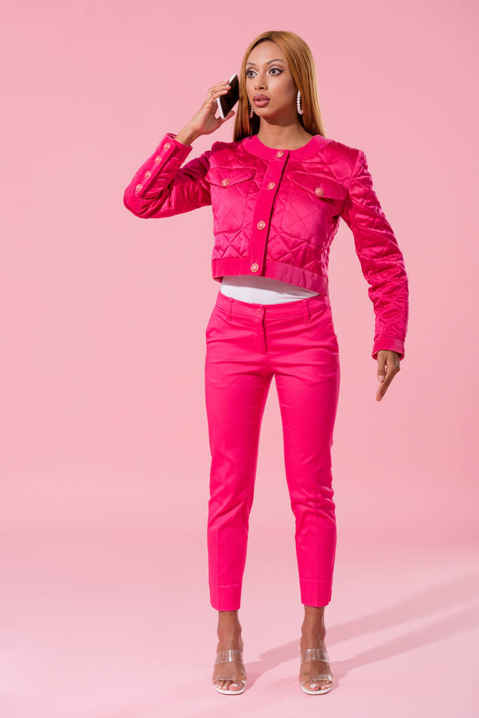 vonzó, trendi afro-amerikai nő beszél okostelefon rózsaszín háttér, divat baba koncepció - Fotó, kép