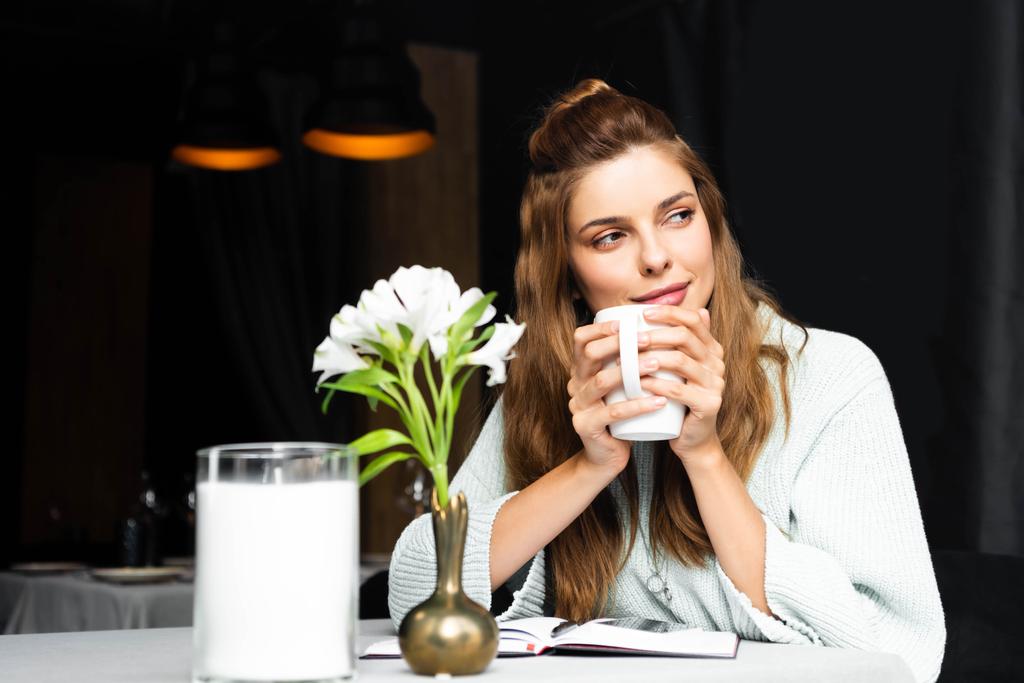 krásná žena drží šálek kávy v kavárně  - Fotografie, Obrázek