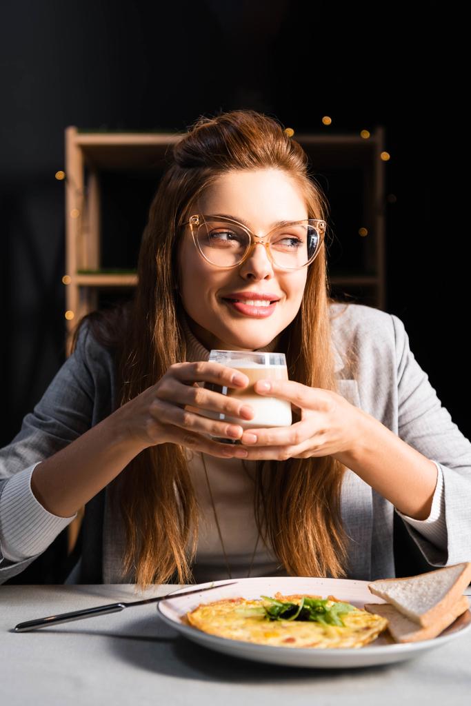hermosa mujer sonriente sosteniendo vaso de café con desayuno en la cafetería
  - Foto, Imagen
