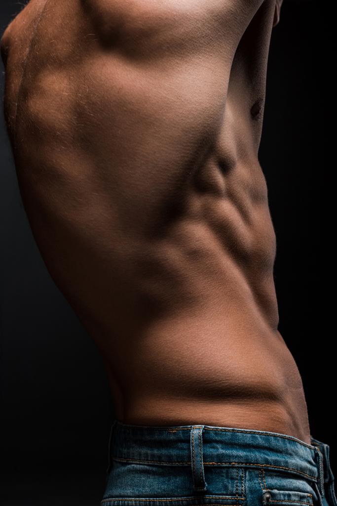 visão parcial do tronco masculino sem camisa isolado em preto
 - Foto, Imagem