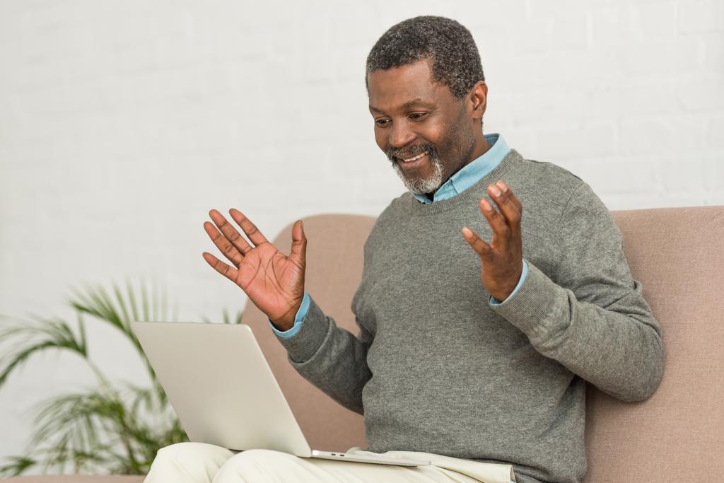 animado afro-americano homem mostrando wow gesto durante vídeo chat no laptop
 - Foto, Imagem