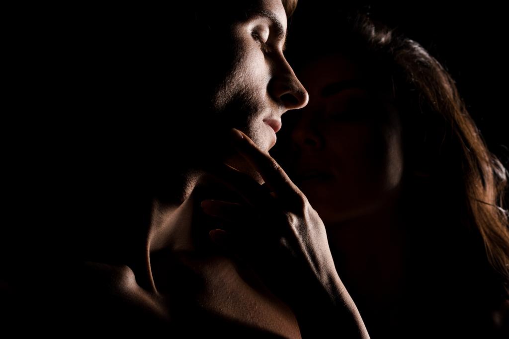 hermosa pareja sexy abrazos, aislado en negro con luz de fondo
 - Foto, Imagen