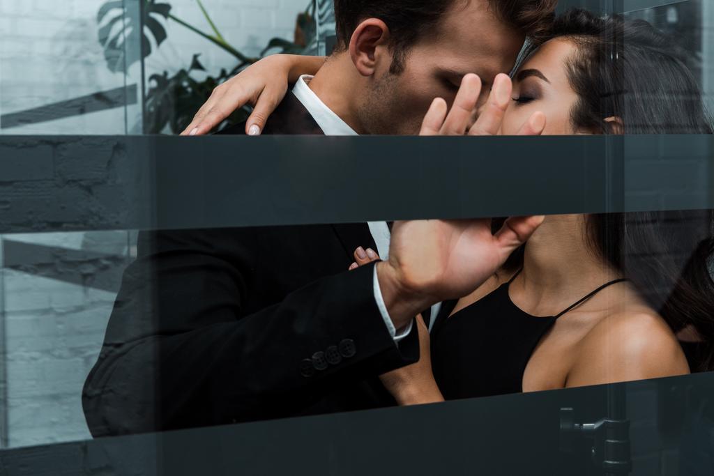 gyönyörű szenvedélyes pár ölelés és csókolózás a liftben - Fotó, kép