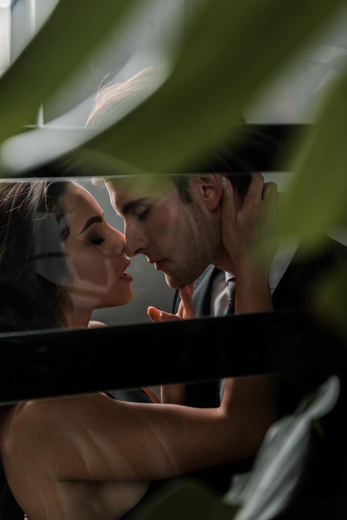 selektivní zaměření vášnivých pár objímání a chystá se políbit ve výtahu - Fotografie, Obrázek