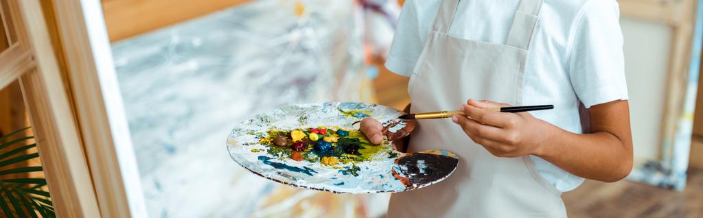 panoráma lövés a gyerek gazdaság színes paletta gouache festék  - Fotó, kép
