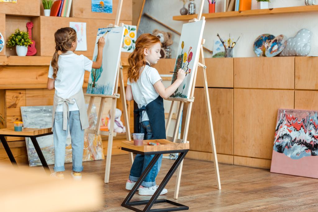 selectieve focus van leuke kinderen staan en schilderen in de kunstacademie  - Foto, afbeelding