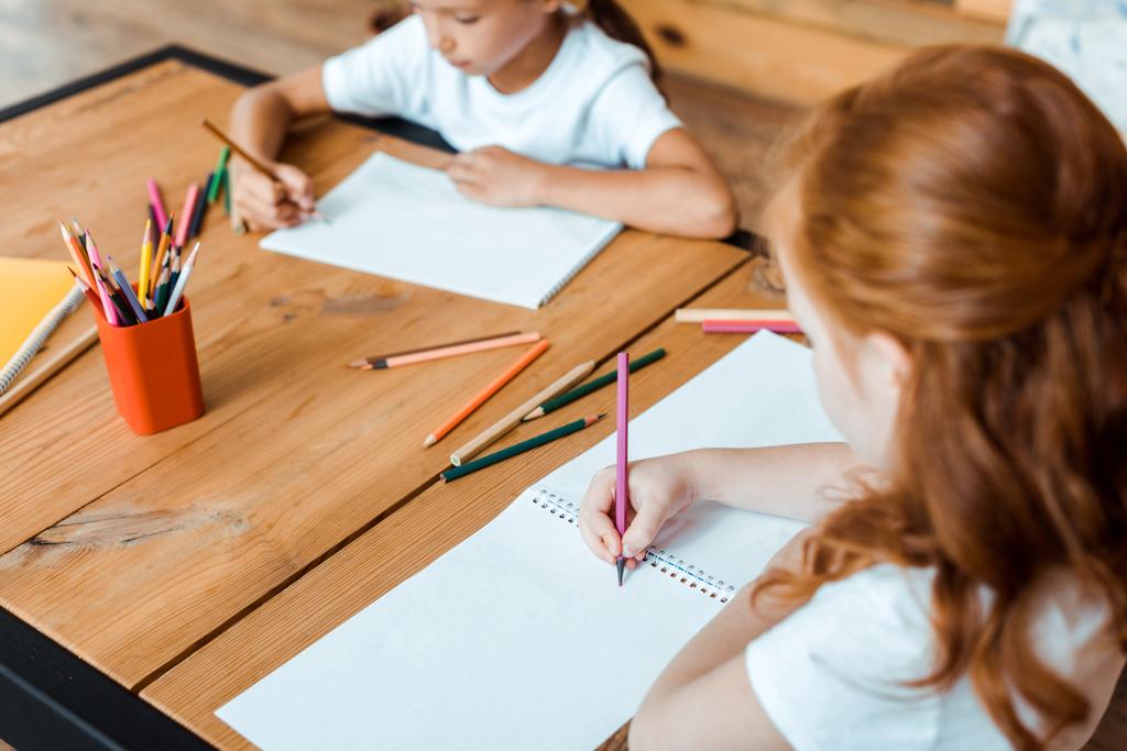 селективный фокус рыжеволосый ребенок рисунок с симпатичным ребенком
  - Фото, изображение