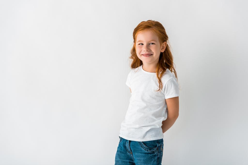 gelukkig roodharige kind glimlachen geïsoleerd op wit  - Foto, afbeelding