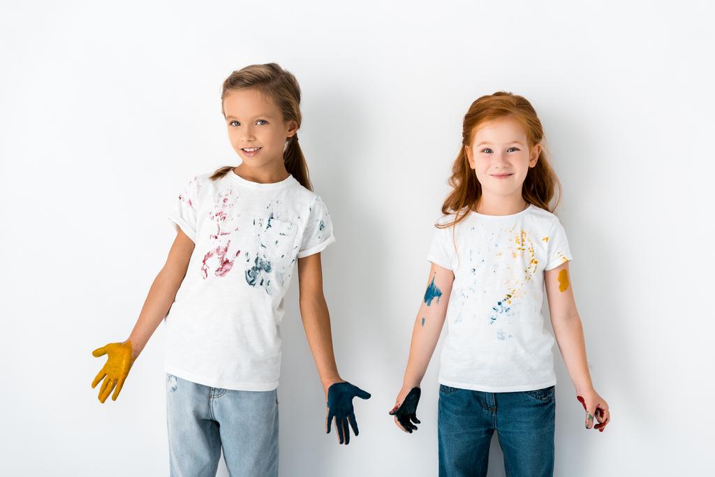 веселые дети с краской на руках, стоящие на белом
  - Фото, изображение