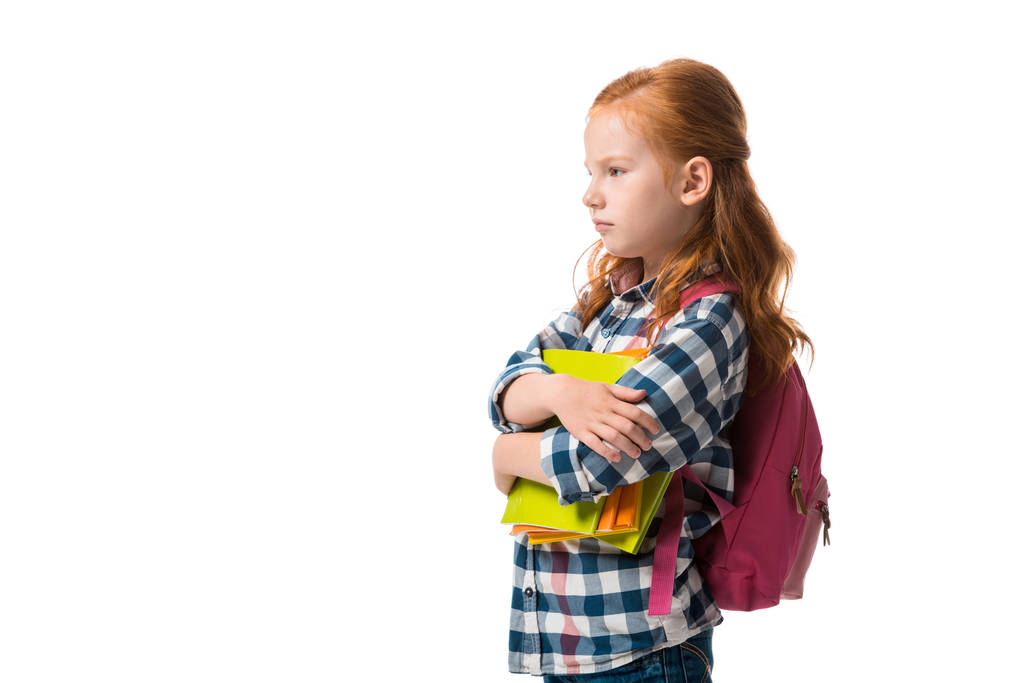 zdenerwowany rudy dzieciak trzyma książki odizolowane na białym  - Zdjęcie, obraz