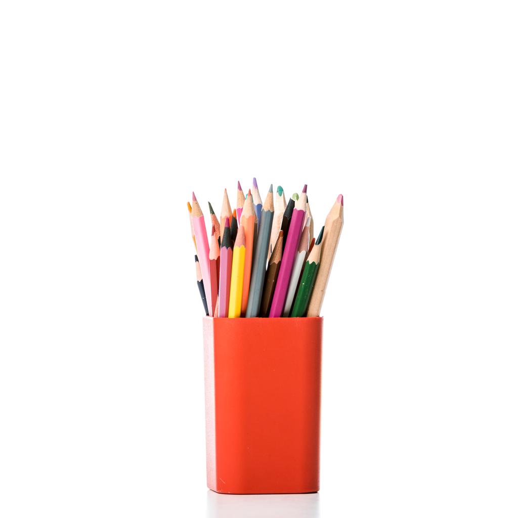 penhouder met kleurrijke potloden op wit  - Foto, afbeelding