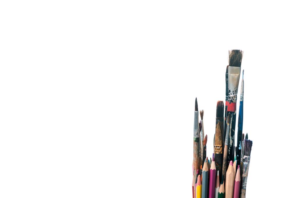 πολύχρωμα μολύβια κοντά σε πινέλα ζωγραφικής που απομονώνονται σε λευκό - Φωτογραφία, εικόνα