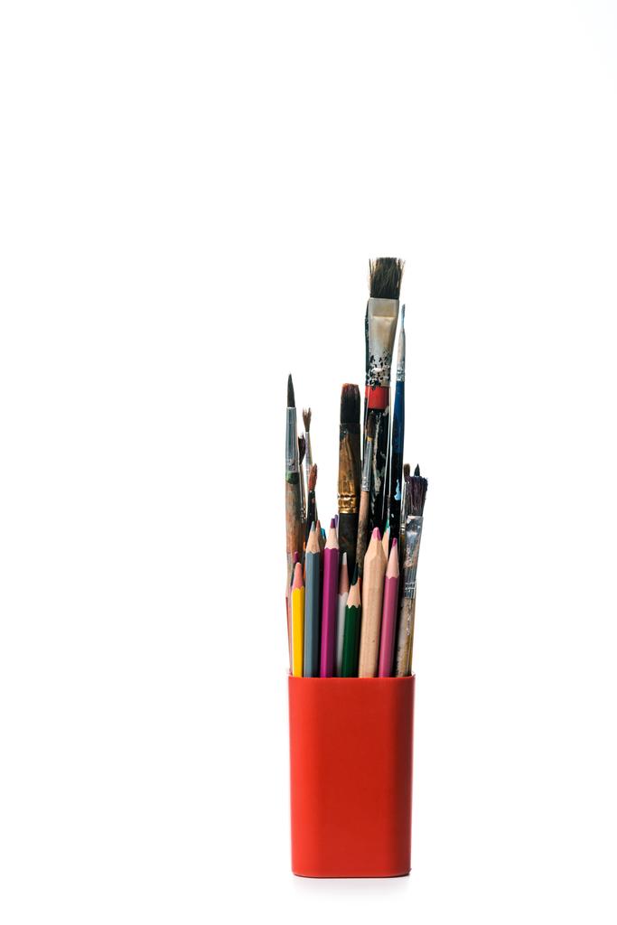 portalápices con lápices de colores y pinceles aislados en blanco
 - Foto, Imagen