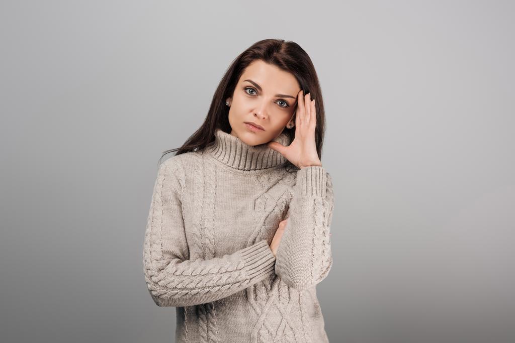 atractiva mujer con dolor de cabeza mirando a la cámara aislada en gris
  - Foto, Imagen