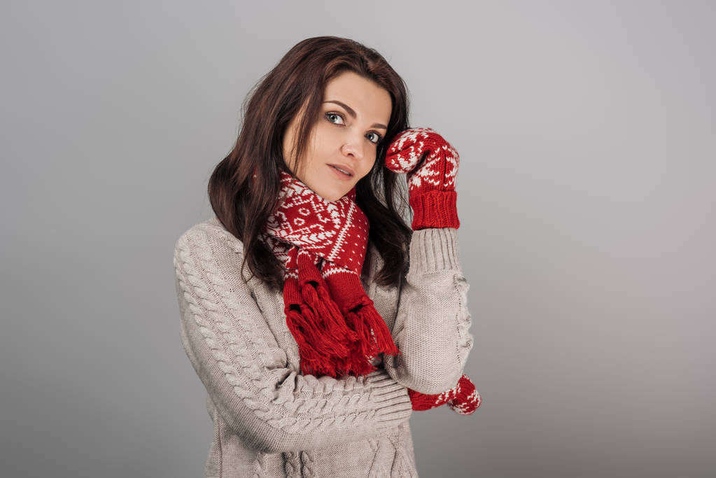 приваблива жінка в червоних рукавичках і шарфі ізольована на сірому
  - Фото, зображення