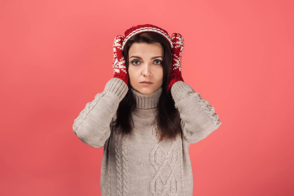 jolie femme en bonnet tricoté et gants couvrant les oreilles sur rose
  - Photo, image