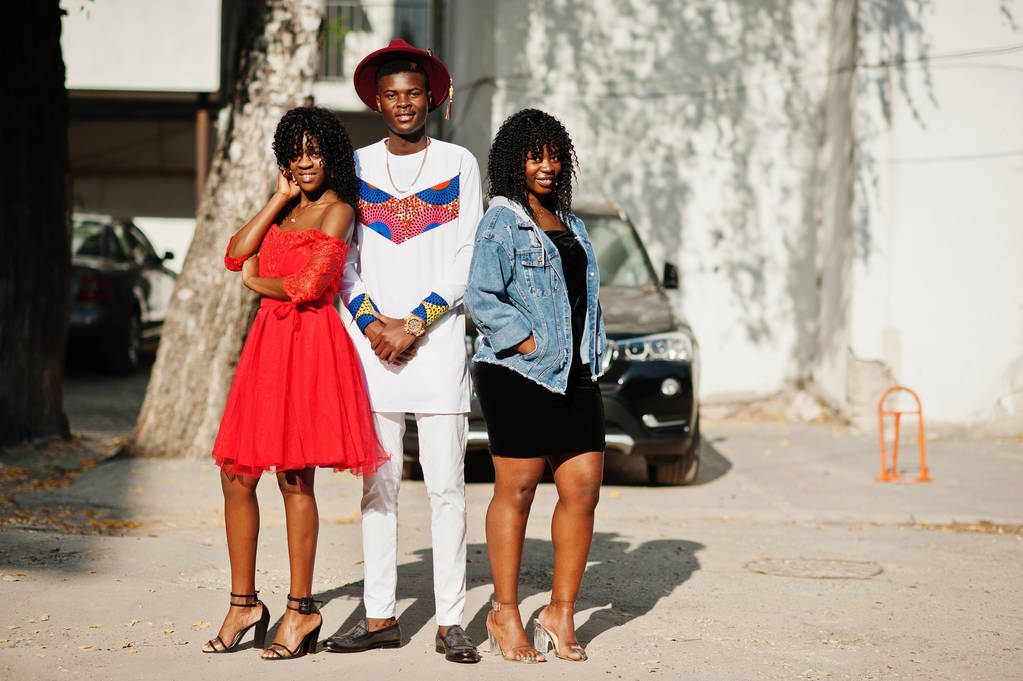 Skupina tří stylových módních afro francouzských přátel pózuje na podzim - Fotografie, Obrázek