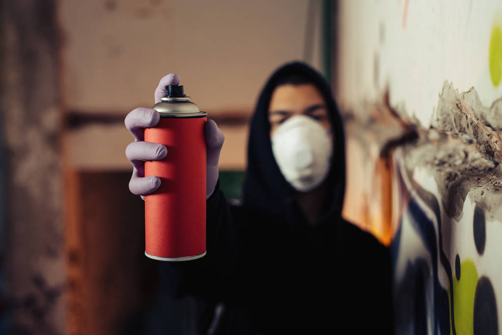 Artista de graffiti señalando el spray a la cámara
 - Foto, Imagen