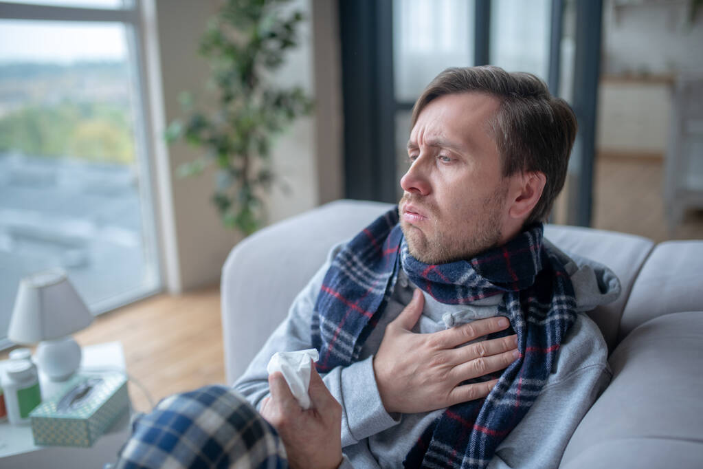 Mann hustet den ganzen Tag, während er Grippe hat - Foto, Bild
