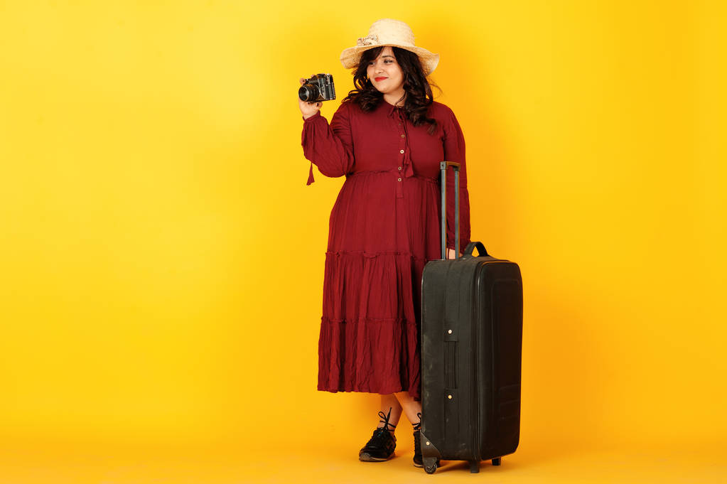 Houkutteleva eteläaasialainen matkustaja nainen syvän punainen puku mekko, ha
 - Valokuva, kuva
