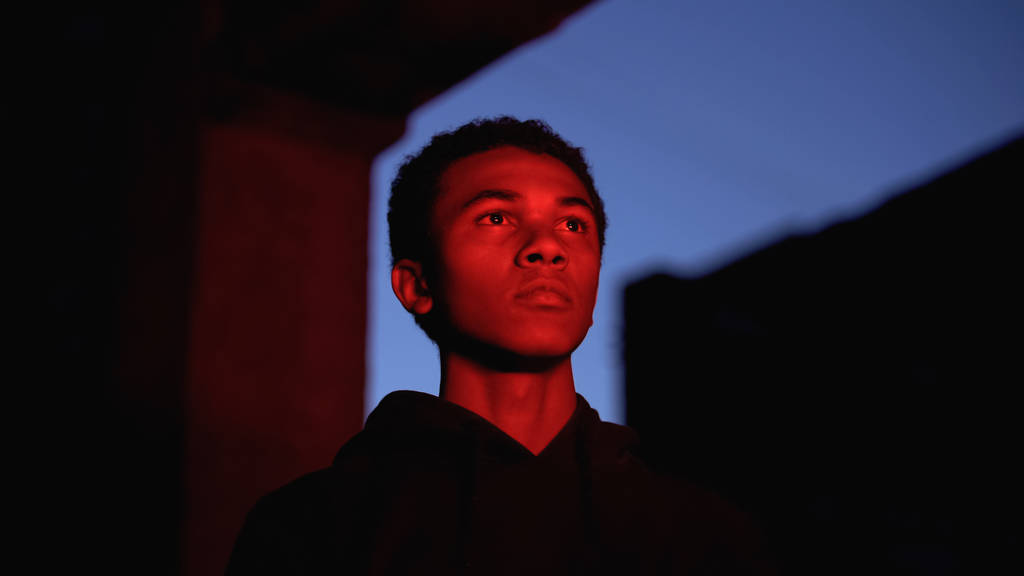 Молодий африканський чоловік у нічному місті, майбутня впевненість, натхнення для підлітків
 - Фото, зображення
