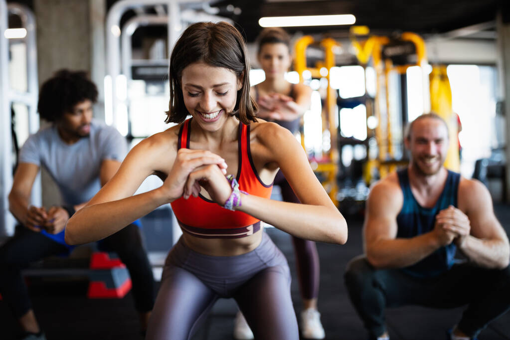 Glücklich fitte Menschen, die Sport treiben, im Fitnessstudio trainieren, um gemeinsam gesund zu bleiben - Foto, Bild