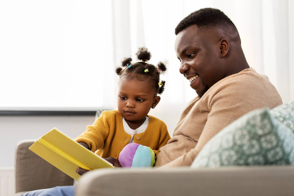 África padre lectura libro para bebé hija
 - Foto, imagen