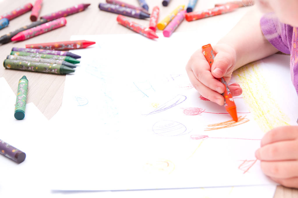 niño dibuja con lápices de colores sobre papel
 - Foto, Imagen