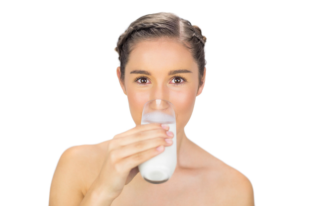 ładny model młody picia mleka - Zdjęcie, obraz
