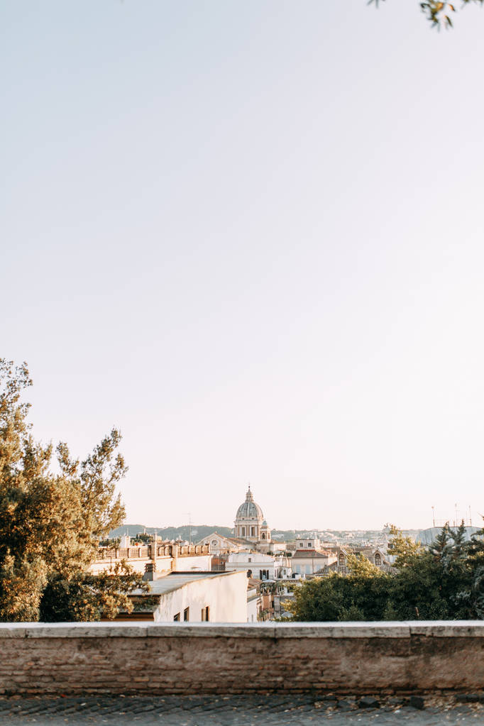 Architektura i panoramy starego miasta. Zachód słońca i ulice Rzymu we Włoszech.  - Zdjęcie, obraz
