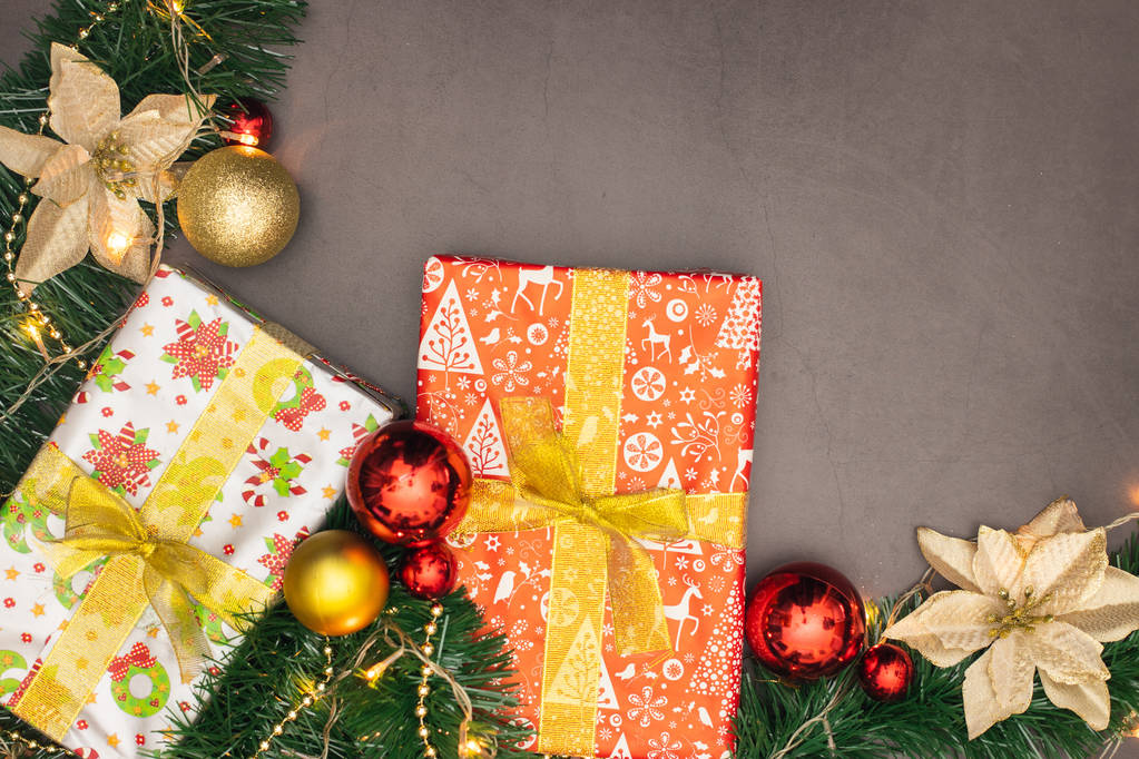 Krásné vánoční dekorace se zlatým koncem červené ozdoby a vánoční dárky - Fotografie, Obrázek