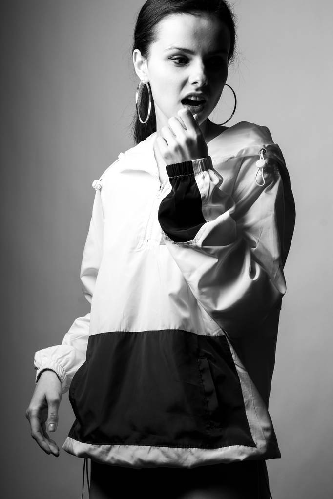 hermosa joven, foto vertical en blanco y negro
 - Foto, imagen