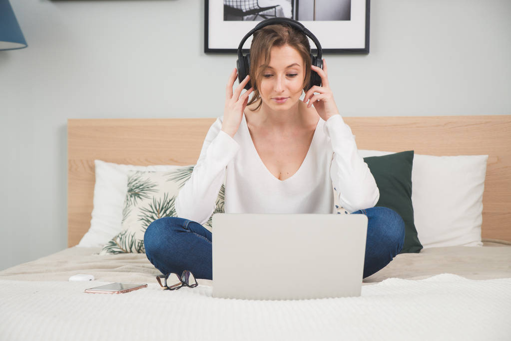 Χαλαρή γυναίκα να ακούτε μουσική στα ακουστικά στο σπίτι - Φωτογραφία, εικόνα
