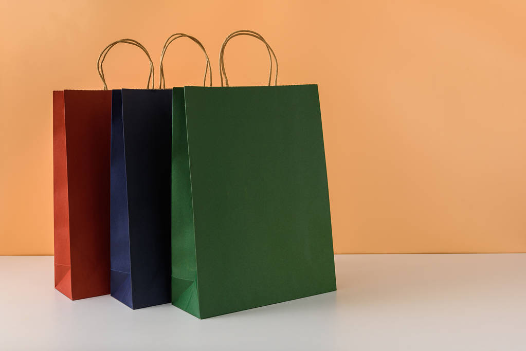 maquete de pacote de artesanato em branco ou saco de compras de papel colorido sagacidade
 - Foto, Imagem